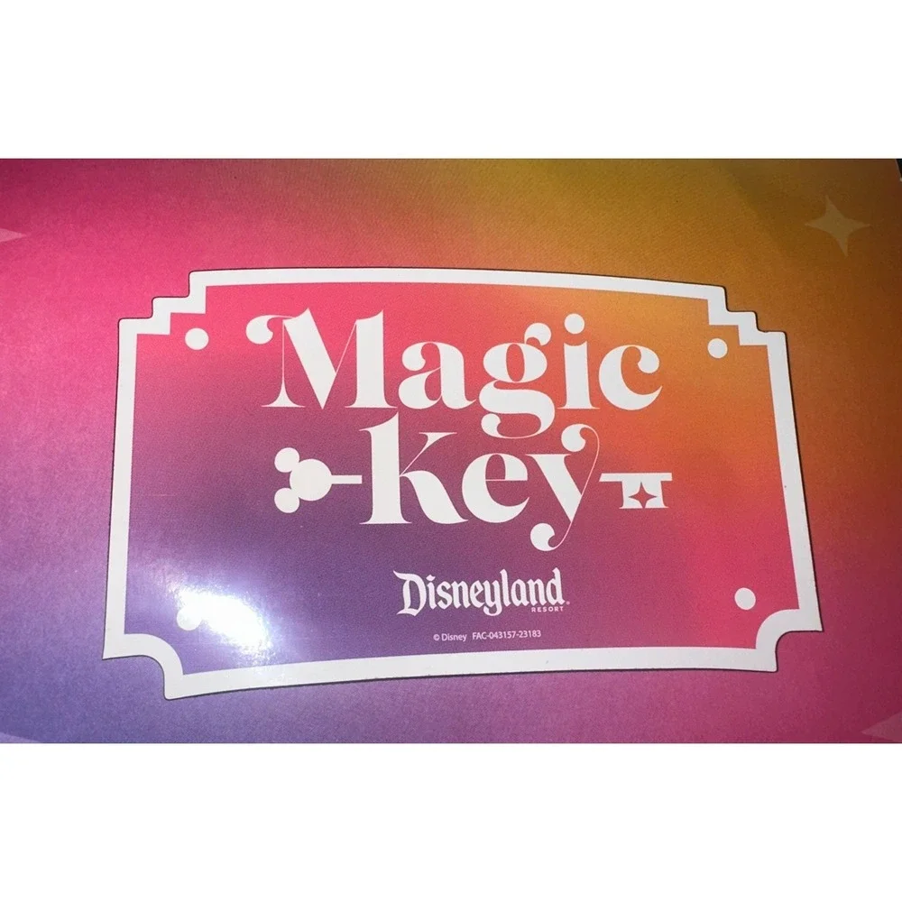 Disneyland Magic Key‎ Annual Passholder Magnet 5